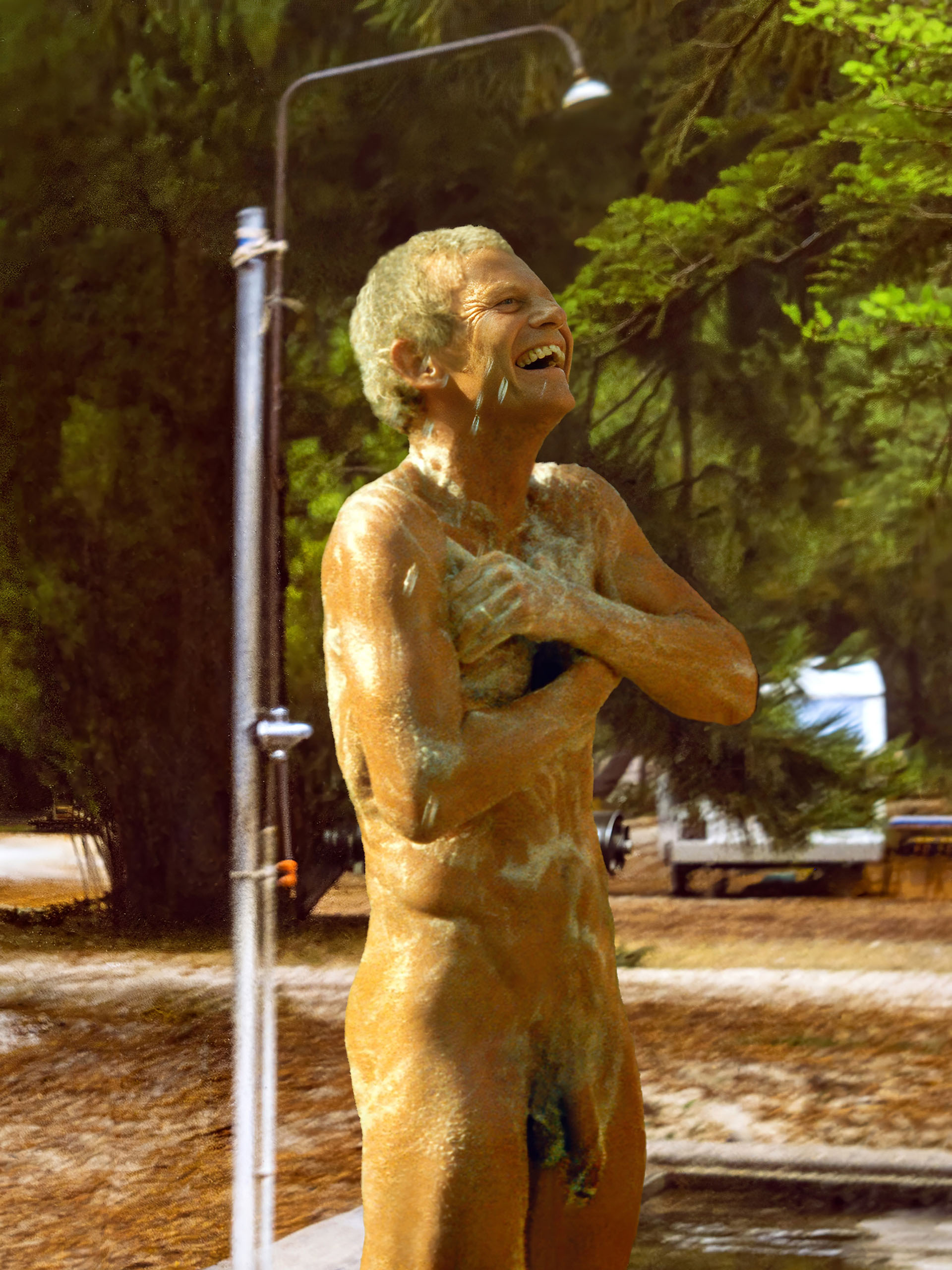 FKK, nackt und frei in der Natur - Abkuehlung im FKK-Paradies Centre Helio Marin Montalivet an der Atlantikueste auf der Halbinsel Medoc, Frankreich